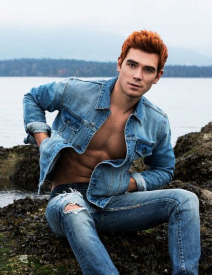 KJ Apa Biography: Movies, Net Worth, Tv Shows, Age, Dad, Tattoos, IMDb, Girlfriend, Height