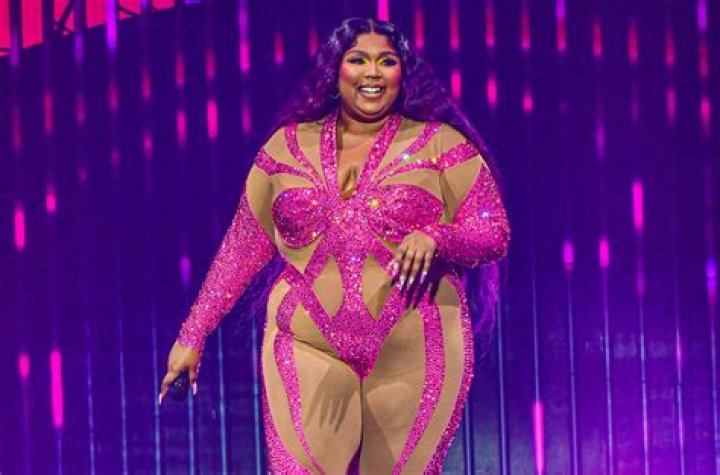 Lizzo jives in a parking lot with Missy Elliot in 'Tempo' music video