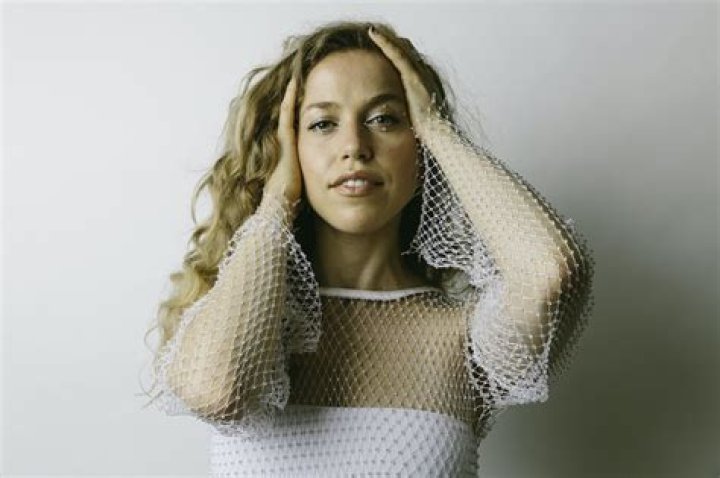 Miranda Joan Shares A Cinematic Musical Moment With "Kiss A Stranger"