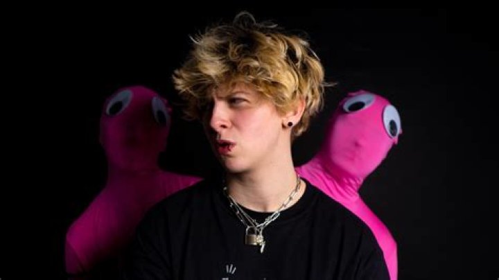 NOAHFINNCE Releases Pop Punk Anthem “WORMS (In My Brain)”